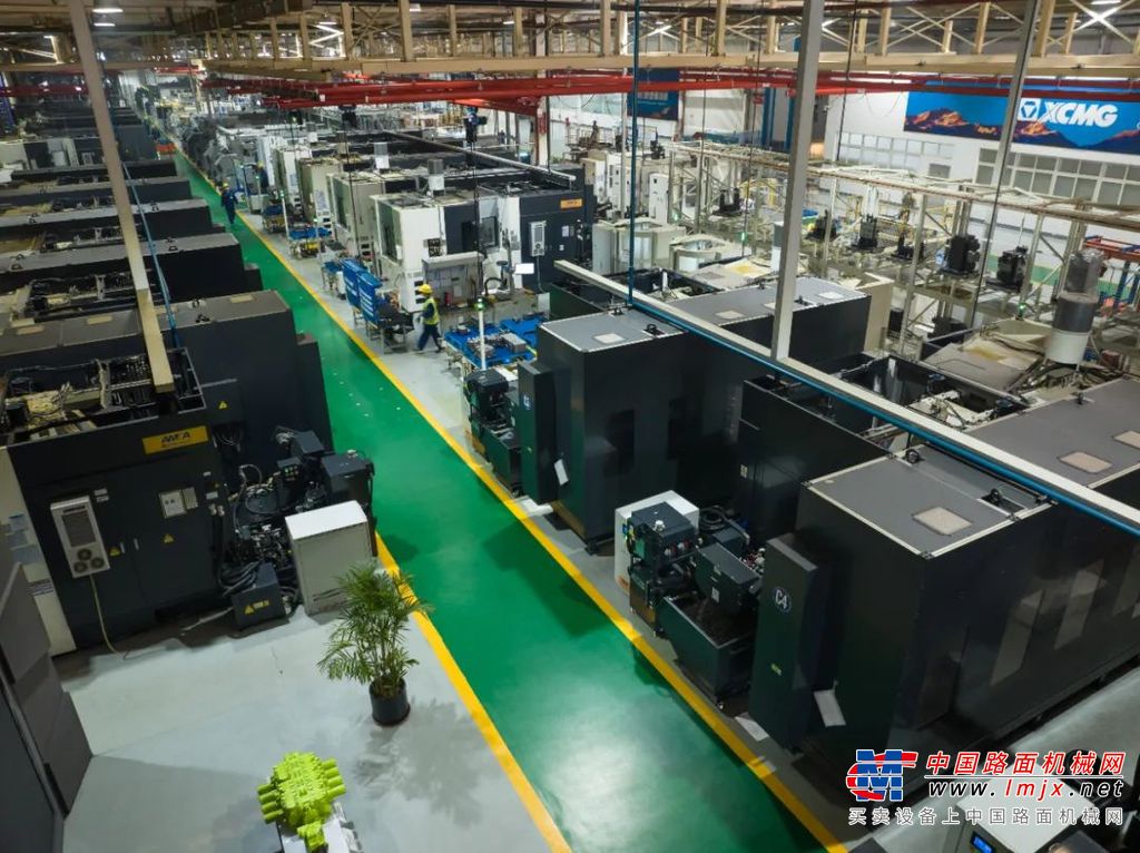 	XPV22多路阀结构紧凑、重量轻，片式结构的设计最多可选装8片多路阀，各联工作优先顺序可调，可根据客户需求实现不同尺寸和功能的组合；可选液压先导控制、手动控制、电比例控制等多种控制方式，满足不同场景的需求。