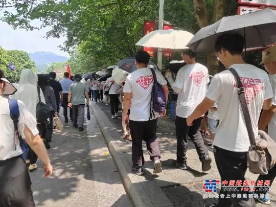 从清晨，到黄昏，再到深夜凌晨，从城市的车水马龙到深夜乡道的空空荡荡，一路上有同伴的欢声笑语，有后勤人员的及时保障，有落日洒下的金黄余晖，也有夏夜微风吹动的繁星满天。