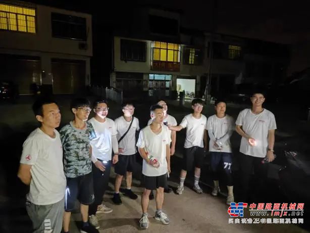 通过蹲守物流园门口进出的司机师傅、转战园区对面的修车厂、与保卫斗智斗勇套取有效信息、联系当地的大客户经理等各种方法，学员们在炎炎夏日与团队一起克服万难，及时总结经验，收集客户反馈，不断优化地推策略，最终交上了满意的答卷。