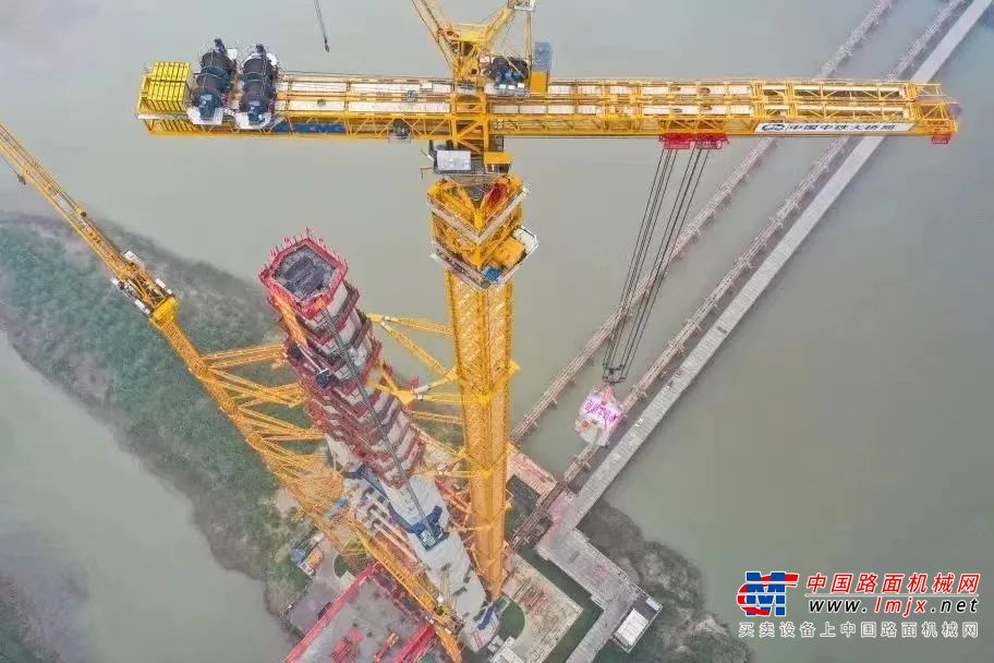 	将高7.5米、重88吨的ST13钢塔吊至300米高空