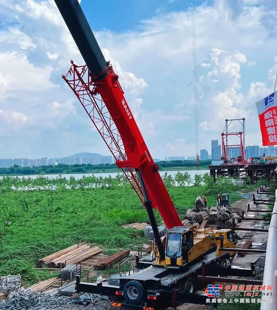 长沙市鸿翔起重吊装有限公司操作手佘文鑫介绍：“STC500BEV主要负责钢结构的安装拆卸以及装货卸货。各个工况都非常适应，操作使用和油车没有区别，但它整个吊装过程几乎是静音的，非常舒适。”纯电驱起重机运行过程中的噪音水平明显降低，不仅减少了对工人和周边居民的干扰，还改善了施工现场的环境。