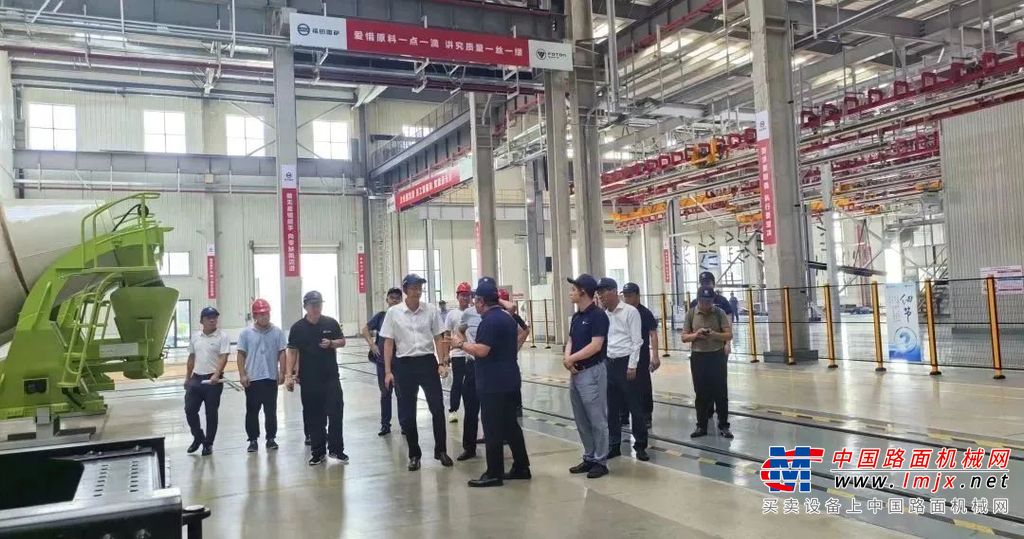 会上，双方业务领导就当前市场形势深入交流，汇报了福田雷萨上半年海外业务运营情况及后期发展规划。此外，还针对福田雷萨自卸车、搅拌车等重点业务进行了规划部署，重点对东欧市场产品调研进行了汇报。