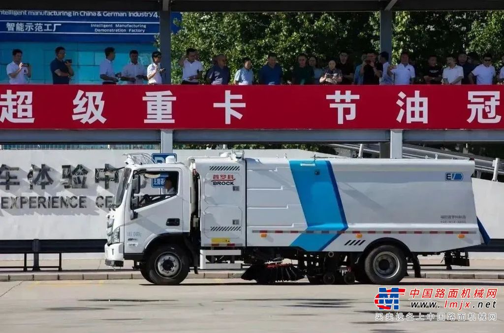 	在参观演示环节，福田普罗科氢燃料洗扫车、iBROCK智能驾驶洗扫车、纯电动低压清洗车、纯电动洗扫车等涵盖环卫前沿技术智能化的产品一一亮相，采用静态场景讲解和动态场景演示的组合方式，全方位展示了福田普罗科在环卫装备领域的硕硕成果。在参观了欧曼智能制造工厂后，与会嘉宾更是深入感受到了福田汽车智能化工厂的先进性。