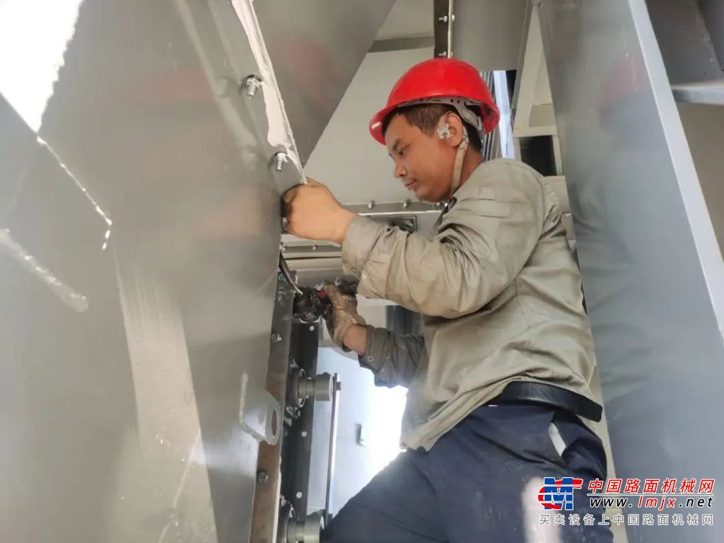 7月份以来，装备分公司发货进入高峰期，设备安调服务工程师们也联动出击，在全国各地施工现场忙碌着，“蒸”战高温，直面“烤”验，他们用汗水诠释着责任与担当，定格成炎炎夏日里最美丽的画面。