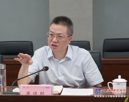 沿着习近平总书记考察山河智能的路线，康镇麟一行参观了山河智能自主研发的旋挖钻机、全液压履带桩架、采棉机等系列创新产品，并深入生产一线，在挖掘机车间参观了挖掘机生产装配线，了解公司智能制造和创新发展的有关情况，并在现场重温了习近平总书记考察山河智能时的重要讲话精神。