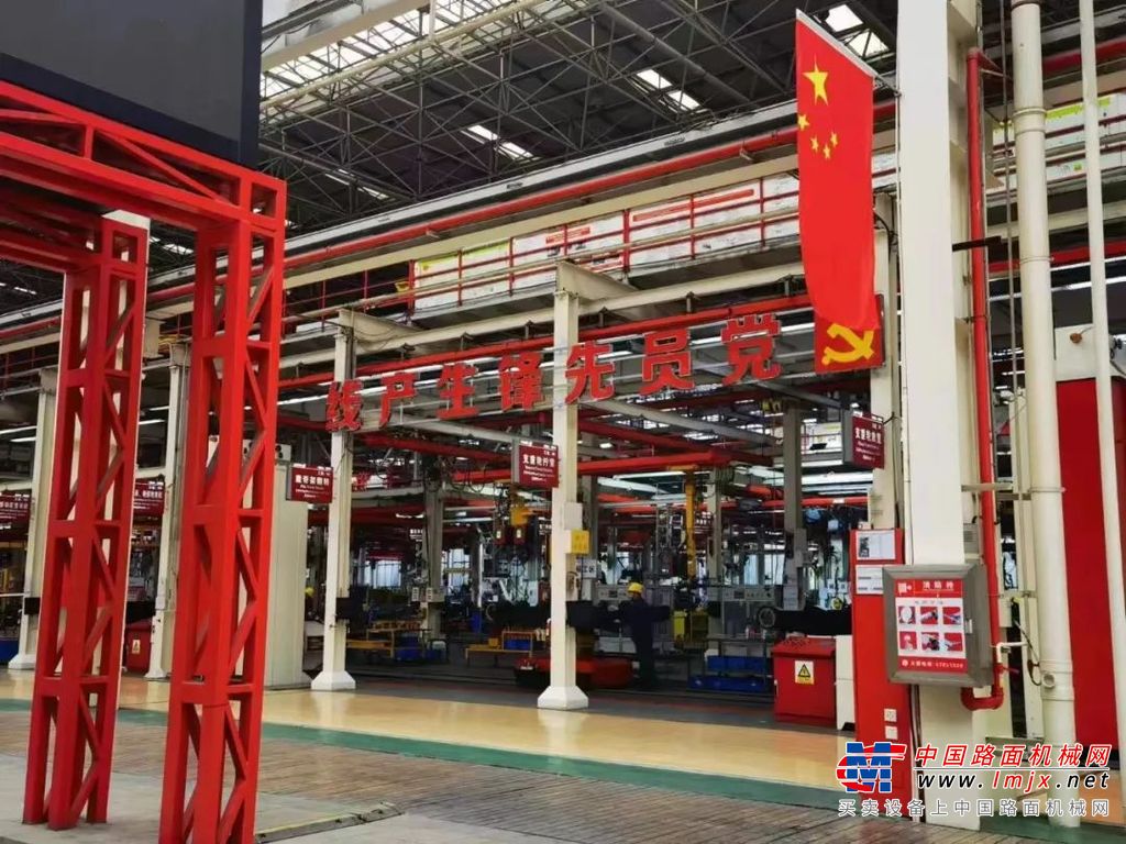 	设立党员先锋岗，积极发挥先锋模范作用，以355名硕士学历以上的科创类党员为骨干，围绕科技创新、数字赋能等工作，开展技术攻关，累计发明、实用新型等党员科研项目共计1800余项。