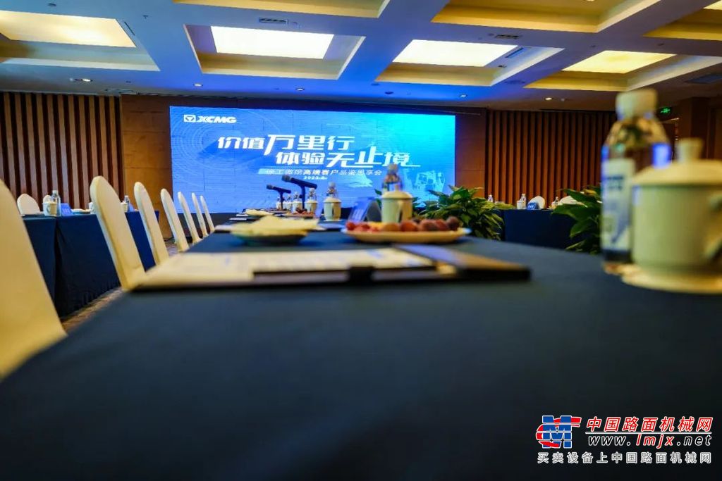 徐工挖机在8月23日微挖大会正会的表现，以“互动”为关键词。	徐工挖机携XE17U、XE26U、XE35E及XE60GA四款产品参会，无论是线上直播、线下打卡互动抽奖，挖掘机写毛笔字，还是技术研发人员在现场化身“销售员”，都以互动巧思吸引客户驻足。