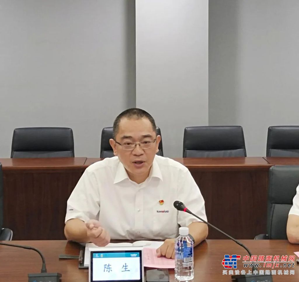 “我来自内蒙古阿拉善，毕业于南华大学，长沙的美食太好吃了，公司的产品琳琅满目，我爱长沙，我爱公司，我要与公司共成长。”座谈会上，大家热情地自我介绍，展现个性，表达着对公司的热爱及对未来工作生活的憧憬。同时，他们们结合自身遇到的情况，积极踊跃地为公司管理出谋划策，现场欢声笑语，掌声不断。