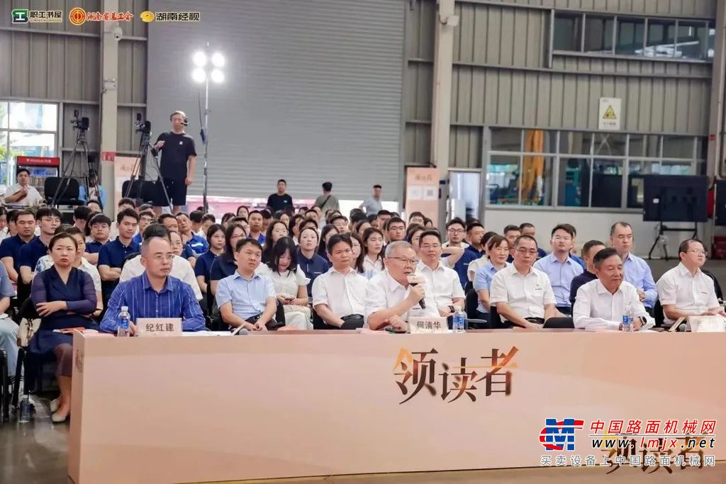 山河智能装配工人范磊讲述一线工人的小提案带来大收益的故事。他分享《大国制造》中“大国工匠”艾爱国的事迹，用“当工人，就要当一个好工人”鞭策自己和所有蓝领兄弟们，把微小的工作做到极致，推动“中国智造”走向全球。