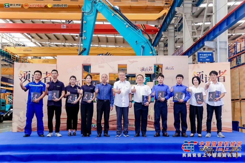 山河智海外售后服务工程师刘文瀚讲述了为出海的中国制造产品保驾护航的故事。妙趣横生的语言中透露着海外工作人员的心酸与辛劳，他用《老人与海》鼓励自己勇于面对各种挑战，完成时代赋予工程机械人的使命。