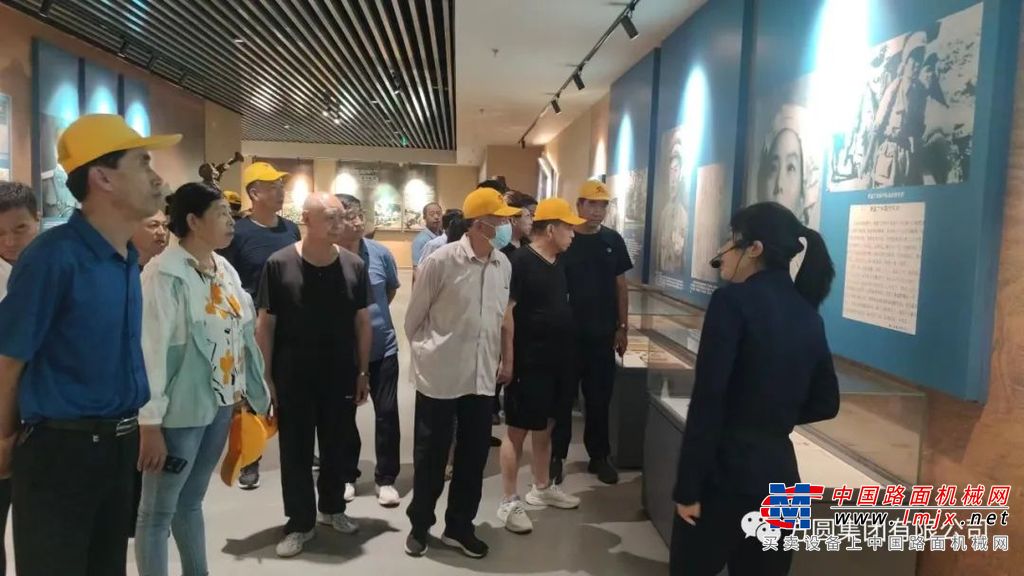 在孟良崮战役纪念馆，参观者怀着崇敬的心情听取讲解员对孟良崮战役的详细介绍，参观了战役中所用实物及纪念图片。馆内展示了当年战斗中的珍贵照片、物品，还运用声、光、电和3D立体环幕影院再现当年的战斗场景，一件件珍贵的历史文物、一幅幅记录峥嵘岁月的图片、一桩桩感人至深的英雄往事，生动展现了革命先烈为了新中国诞生而抛头颅、洒热血的坦荡情怀和崇高精神。