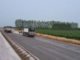九州陸達水泥淨漿灑布車助力明董高速連接線施工