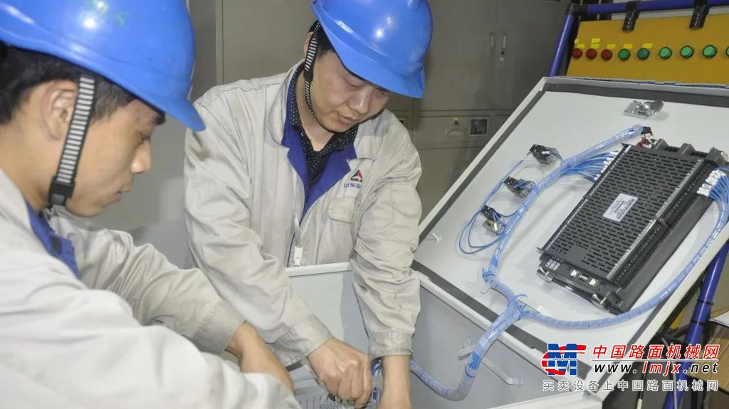 创新创效竞赛以推动全员创新为目标，以提升产业工人技能素质为重点，鼓励全省国防机械电子行业职工勤学苦练、努力钻研，积极创新，推动行业创新创效工作深入实施，深化和巩固产业工人队伍建设改革成效。
