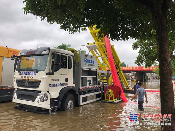 位于高要区金利镇石林工业区B区的一处道路低洼段，受强降雨影响，道路汇集了大量的积水，严重影响园区的正常运行。