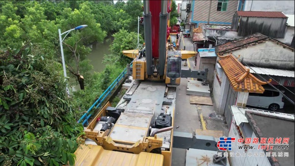三一重工：场地小跨度大，300吨秀极限操作，这活换你你敢接吗？