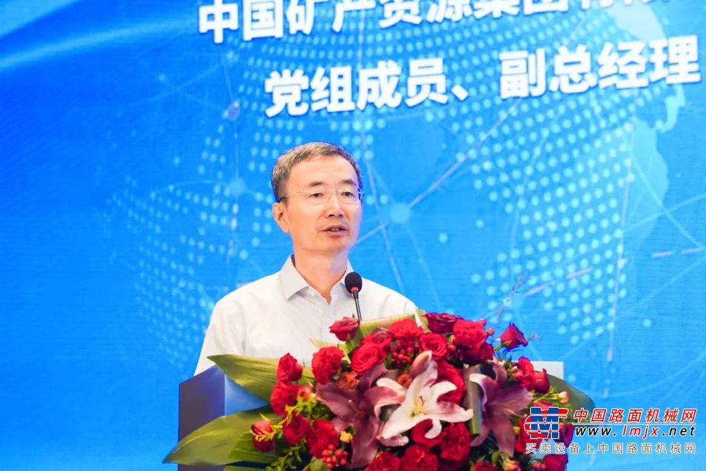 	中国矿业联合会会长彭齐鸣先生作为开幕式主持人开场白时表示，矿业貌似粗犷的背后其实是无数高新技术的支撑，矿业的发展历程一定是科技持续进步的过程。矿业的科技进步，必然推动相关产业的转型升级。