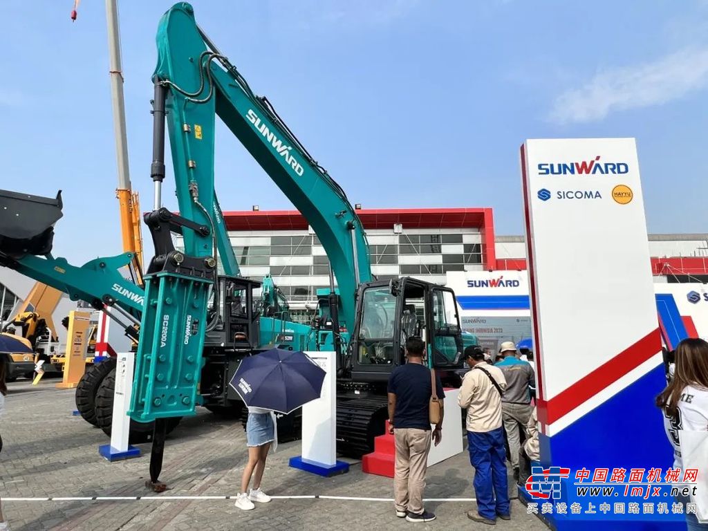 	展会现场，来山河智能展位参观和洽谈的客户络绎不绝，他们对山河的技术和产品高度认可。此次展会也极大提升了山河智能的品牌影响力。
