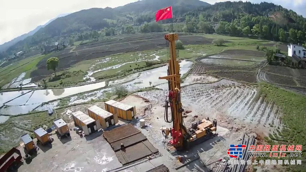 徐工能源钻采装备广泛应用于国内地源热泵、地热、温泉、干热岩等领域，在多个重点工程中担当施工主力，表现亮眼。