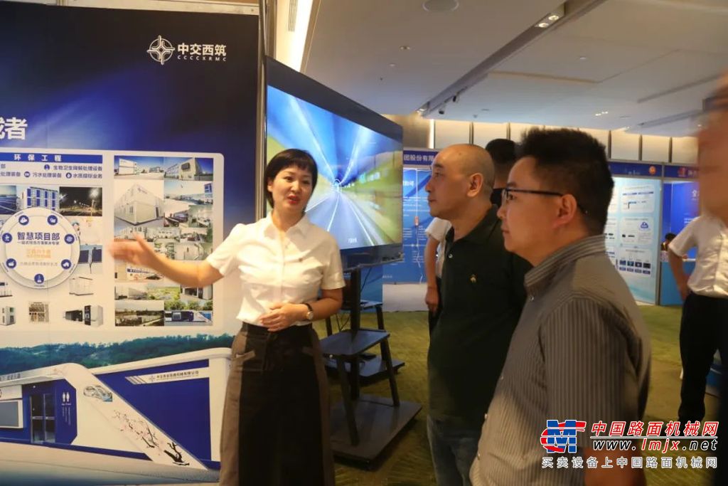 成果发布环节，在行业专家的共同见证下，中交西筑发布了“城市矿产资源化利用产业园”的科技成果，此次成果发布分享了建设绿色化、数字化、智慧化、科技化、再生资源利用的现代化示范基地的理念与布局，重点展示了R4000F型原生再生一体式沥青搅拌设备、楼式骨料优化一体式设备和生物卫生降解处理设备的前言技术与应用效果。与会者赞叹西筑在产业园建设领域的创新和整合能力，科技成果发布后，纷纷赶到西筑展位再掀一波洽谈高峰。