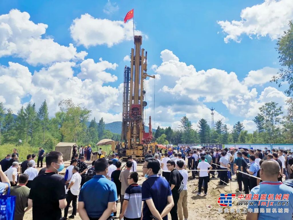 该装备针对浅层能源开采需求，结合全液压车载钻机和传统石油钻机特点，运用5G、数字化、⾃动化技术专项研发。相比传统钻机，低位作业更安全，井场占地面积节约40%，钻工人数节约50%，运输成本节约40%，为钻采产业和广大客户提供更多可能。