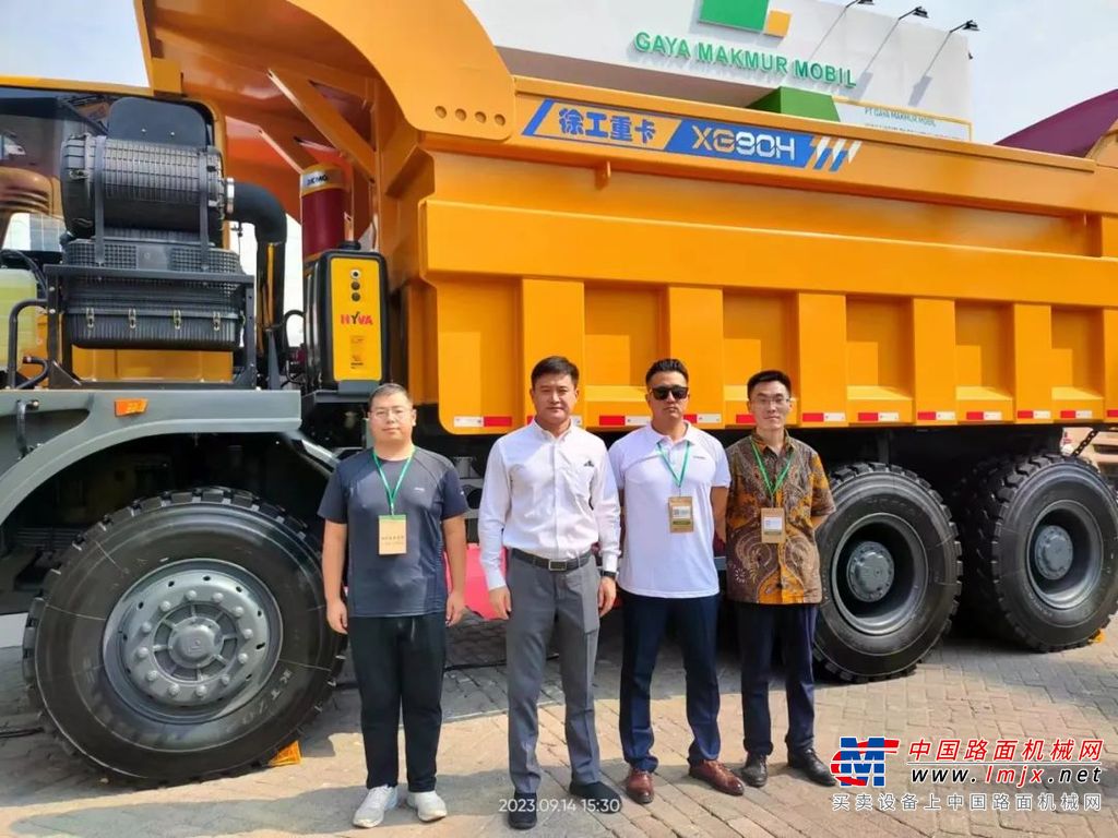 在舒适性方面，基于商用⻋开发流程设计的新一代矿用驾驶室，大气美观，全新PCB配电板，更多元的扩展接口，为用户长时间安全高效驾驶提供有力保障。