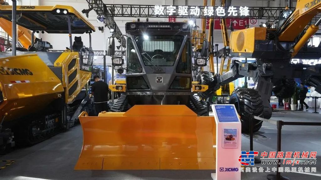 就在一天前的2023中国工程机械技术创新峰会暨零部件Prime Suppliers 500发布会上，徐工稳居全球行业第三位，成为唯一一家连续数年保持全球前三甲地位的中国制造商。