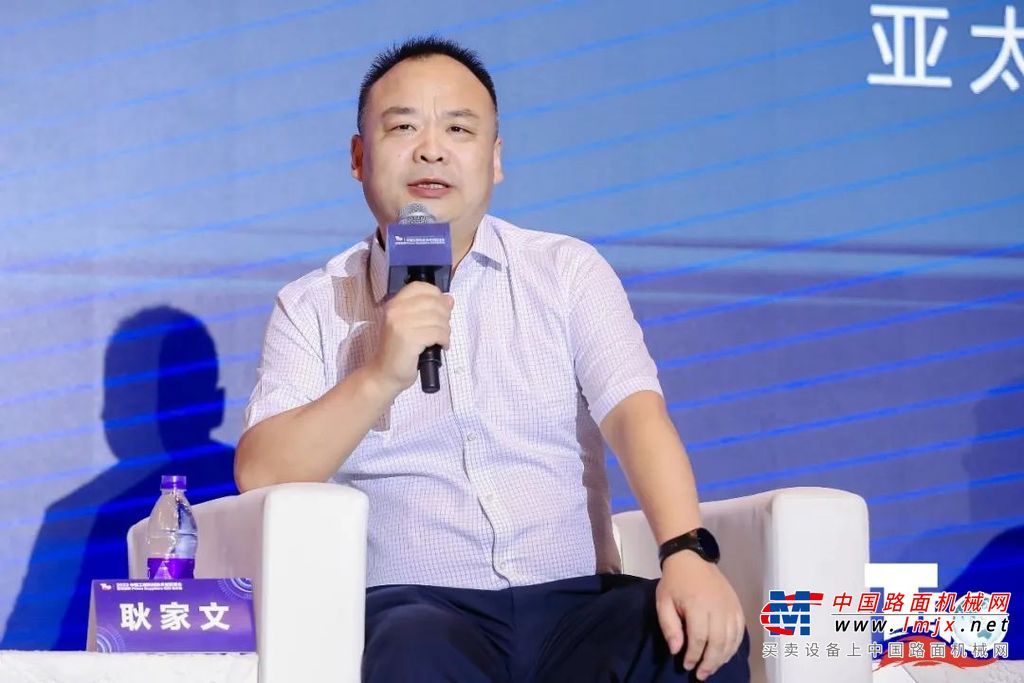 徐工机械副总裁蒋明忠在主题演讲中表示，中国工程机械行业经过一代代志士仁人胸怀实业兴邦、产业报国的强烈追求、不懈奋斗，在与世界顶级高手的充分竞争、高强度竞争中不断砥砺磨炼、创新创造、快速成长，从曾经的仰望跟随者、积极的参与者，到今天已然成为全球行业有力的竞争者！
