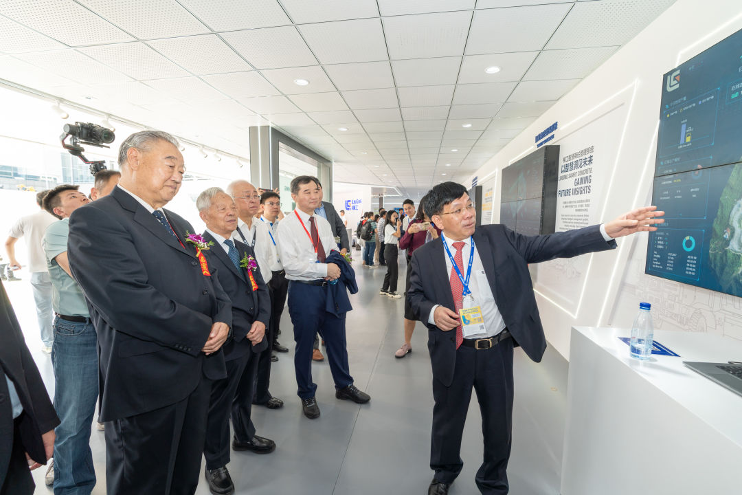 柳工展馆开馆仪式现场，《中国工程机械工业年鉴2023》新书首发揭幕仪式同期举行。