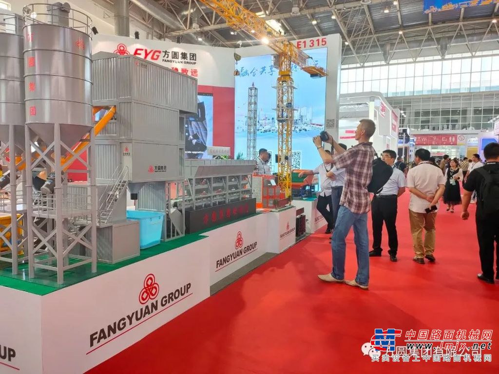 中国工程机械工业协会会长苏子孟、秘书长吴培国等领导莅临方圆集团展台指导