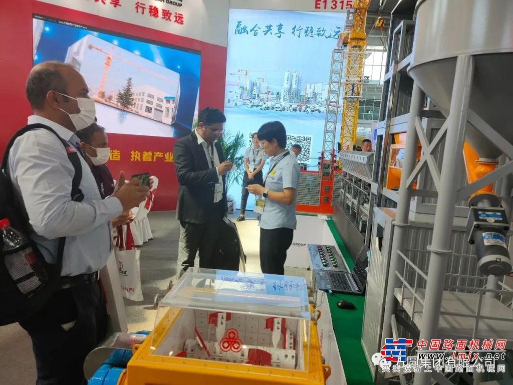 方圆集团展台位于E1 315，展台融展板、影像、产品模型为一体，配以高清视频宣传片，全面展示企业整体形象及产品形象。集中展出方圆集团新型混凝土搅拌站、稳定土拌和站、塔式起重机、施工升降机、桩机、混凝土泵等主导产品模型，展示了方圆集团精工细作的工匠精神和匠心追求，见证了方圆集团匠心铸造、绿色智能、追求极致的发展理念和走向全球市场坚定意志。