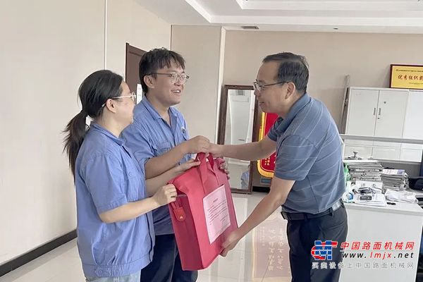 陕建机：情系职工 为爱添彩