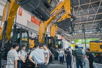 领跑新赛道！徐工挖机北京展逐“绿”狂飙