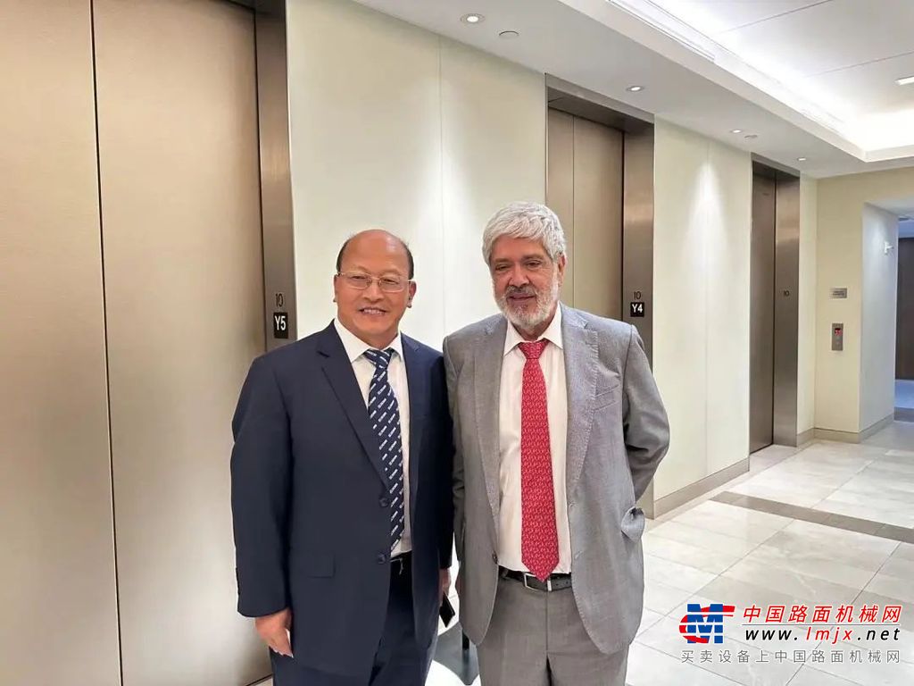 刘建森与秘鲁贸易与旅游部长马修斯进行交谈