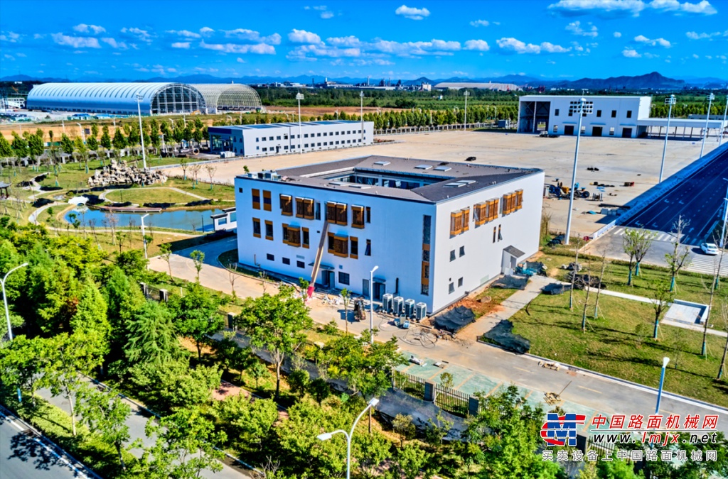 	2022年~2023年，福田雷萨特种车智能制造基地已完成蜕变，让我们一同亲临现场，真切地感受一下它的变化吧。