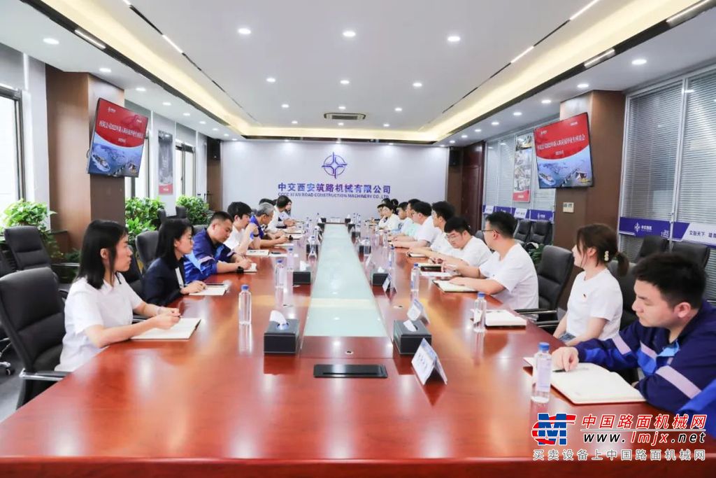 党委副书记、纪委书记、工会主席梁钢向青年们分享了自己的成长工作经历，强调了青年骨干的成长成才对公司发展的重要作用，对青年们提出了寄语希望。他强调，青年是公司的未来，公司重视青年员工的成长，公司将会不断为青年员工搭建平台、创造条件，广大青年也要树立产业自信、中交自信、品牌自信和能力自信，勤于学习、勇于担当、敢于创新、积极作为，把实现自我价值与推动公司业务发展结合起来，在工作和学习上，把工作悟深悟透、做深做实、精益求精，在促进公司发展的同时提升、完善自己。	党委工作部（企业文化部）部长张怀智、人力资源部（党委组织部）部长杨易昆及参会的团干代表分别结合自身工作经历，以“过来人”的身份为青年答疑解惑，提出诚恳的建议意见。