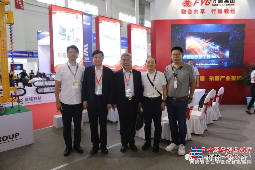 连日来，方圆集团展台来访宾朋络绎不绝、人气满满，对方圆产品产生浓厚兴趣，详细咨询产品性能特征、应用范围、涉足领域等。