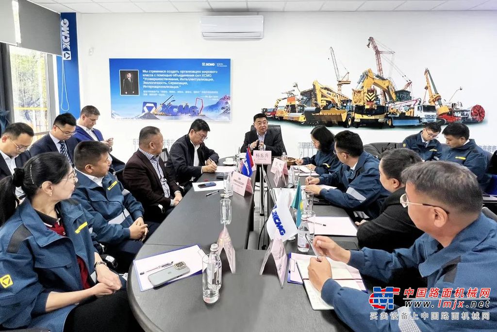 20日下午，中国（江苏）——哈萨克斯坦经贸合作交流会在阿拉木图举行。200余家哈萨克斯坦企业和50余家江苏企业代表参加，16个重点合作项目现场签约。许昆林表示，江苏正沿着习近平主席指引的方向全面推进中国式现代化江苏新实践，哈萨克斯坦正在建设欣欣向荣的“新哈萨克斯坦”，双方合作迎来前所未有的机遇和更加广阔的空间。
