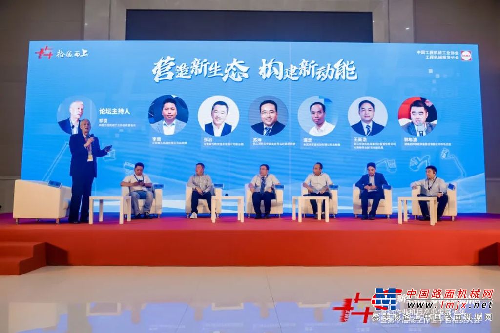 现场，以突出稳定性更强、续航更持久、同级领先的大承载力为特点的徐工新能源臂架产品XGA16ACK、XGS22ACK-Li、XGS28ACK-Li和全新液压马达驱动的剪叉平台新品XG1008HA、XG0807HA、XG0608HA引得广泛关注，观众区流量密集，人气火爆。