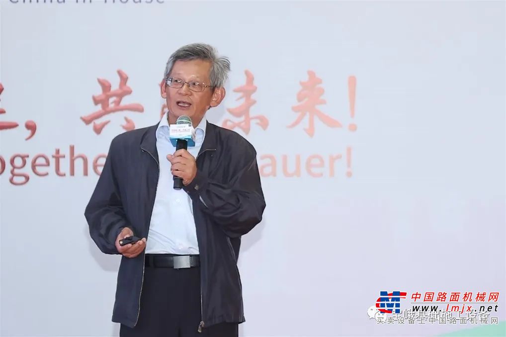 德国宝峨远东区总裁Dieter Stetter先生在致辞中提到，多年来，宝峨一直致力于减少燃油消耗和提高施工效率，我们可以自豪地说，宝峨的EEP高效节能系统，使得设备减少了30%的油耗，工效提高了15%，每立方米材料的挖掘成本更是大大降低。Stetter先生非常感谢客户对宝峨的支持，因为他们不仅关注投资成本，还非常了解设备的运行总成本。宝峨将竭尽全力为客户提供优质的产品和周到的服务。