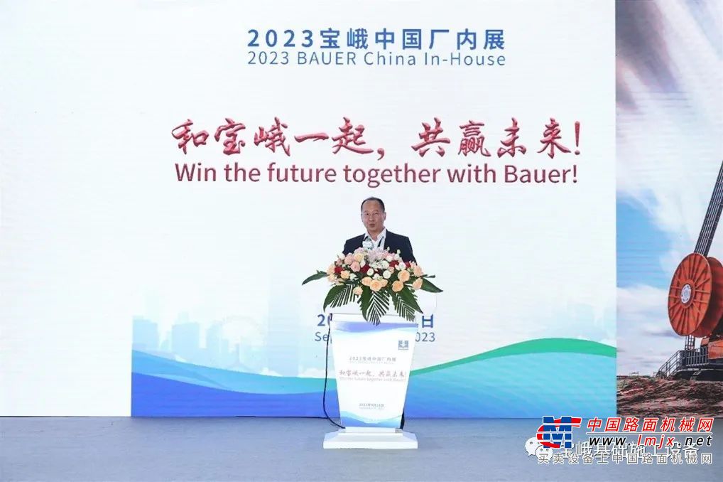 致辞结束后，来自中交公路规划设计院有限公司的刘明虎先生为各位来宾作了关于桥梁地连墙基础工程实践与展望的报告，交通强国建设目标和创新驱动发展战略对桥梁工程新结构新技术提出了要求，报告就桥梁地下连续墙基础发展与结构类型、桥梁地连墙基础工程实践与探索、地连墙基础展望与建议、完全地连墙基础发展实现路径这四个方面作了阐述。