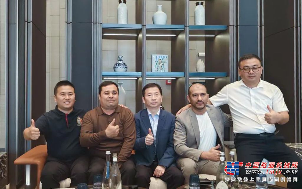 	考察团队首站来到了中亚第一大经济体————哈萨克斯坦，在该国的旧都阿拉木图，夏总与徐工哈萨克斯坦子公司及多家经销商举行会谈，认真听取子公司团队的经营汇报。夏总表示，徐工汽车可提供卓越的产品和有竞争力的商务政策以加速项目的进展。