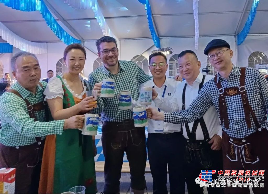 宝峨中国售后服务总监李建波为现场嘉宾作宝峨中国区服务保障介绍，宝峨专业服务让用户用机无忧，增值服务可以帮助用户更好地利用设备和降低成本。