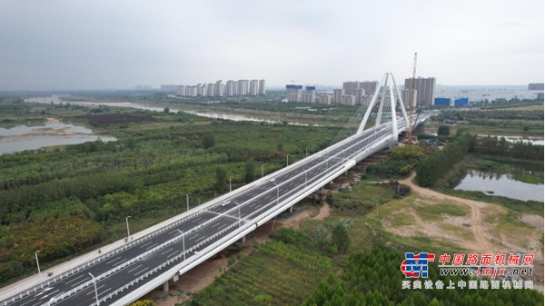 陕建机：建设机械化高质量完成咸阳高科一路跨渭河大桥路面施工任务