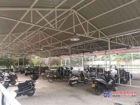 陕建机：情系职工办实事 搭建车棚暖人心