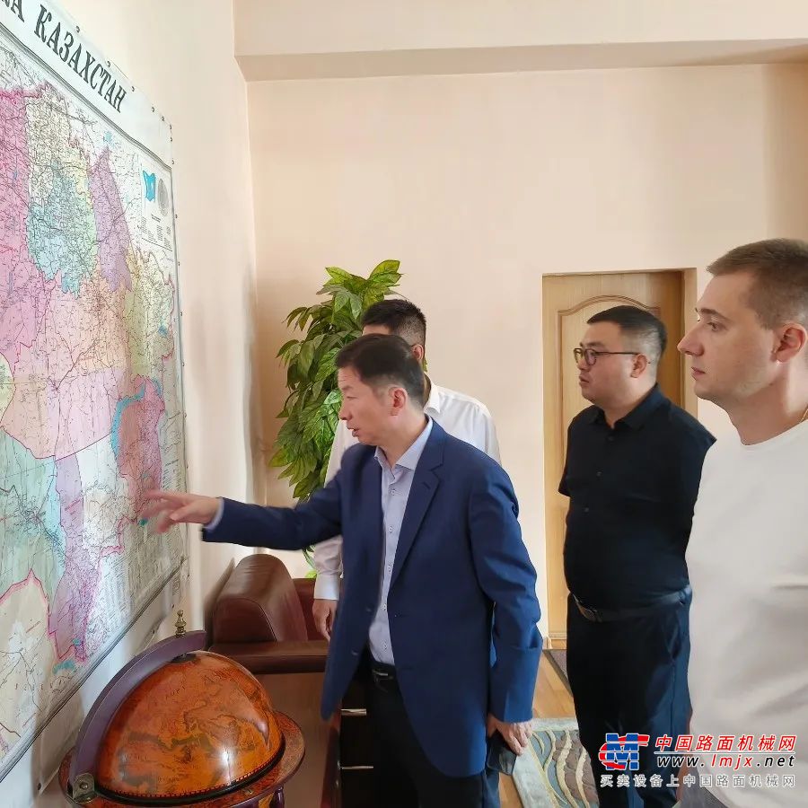 哈萨克斯坦的重卡市场竞争异常激烈，夏总勉励当地经销商注重开发满足当地需求的产品，不断升级市场运营模式、采取差异化的营销策略。		乌兹别克斯坦：深入调研，加强服务