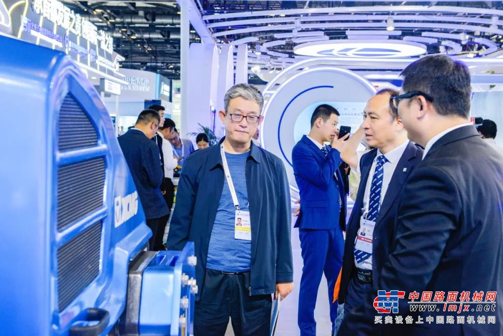 	本次展会，徐工重点展示智慧驾舱与新能源道路产品。智慧驾舱技术赋予了工程机械更加智能化的操作系统，大大提高了设备的作业精度和效率。新能源产品则代表了行业未来的发展方向，徐工在新能源领域的深入研究和产品成果，为祖国的绿色环保事业注入了强大动力。