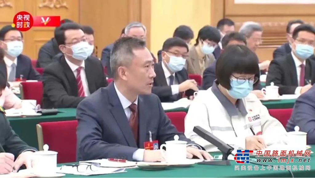 全球第一吊XCA2600、全球最大700吨级液压挖掘机、全球最大扭矩的XTC180双轮铣槽机、全球最大马力GR5505矿用平地机、全球最高的窄轨履带底盘伸缩臂起重机XCC2000、全球最大39吨压路机...... 截至上半年，徐工机械累计拥有有效授权10586件，其中发明2817件、国际206件累计制修订并发布实施的国际标准5项、国家及行业标准262项。就在最近，徐工又有百台性能全球领先的履带起重机海外交付，奔赴南亚。