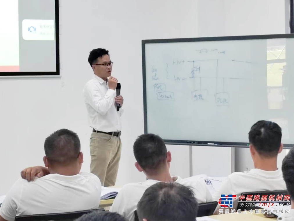 	为保证生产有序开展，运营本部负责人袁乾龙、小港机制造负责人杨桂斌、大港机制造负责人郭谦、质保部负责人朱春潮等一批管理干部成为带头者，率先垂范，彰显奋斗者本色。