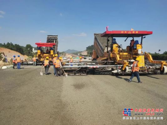 中大抗离析摊铺机在江西樟吉高速公路改扩建项目A3标下基层首件工程中施工