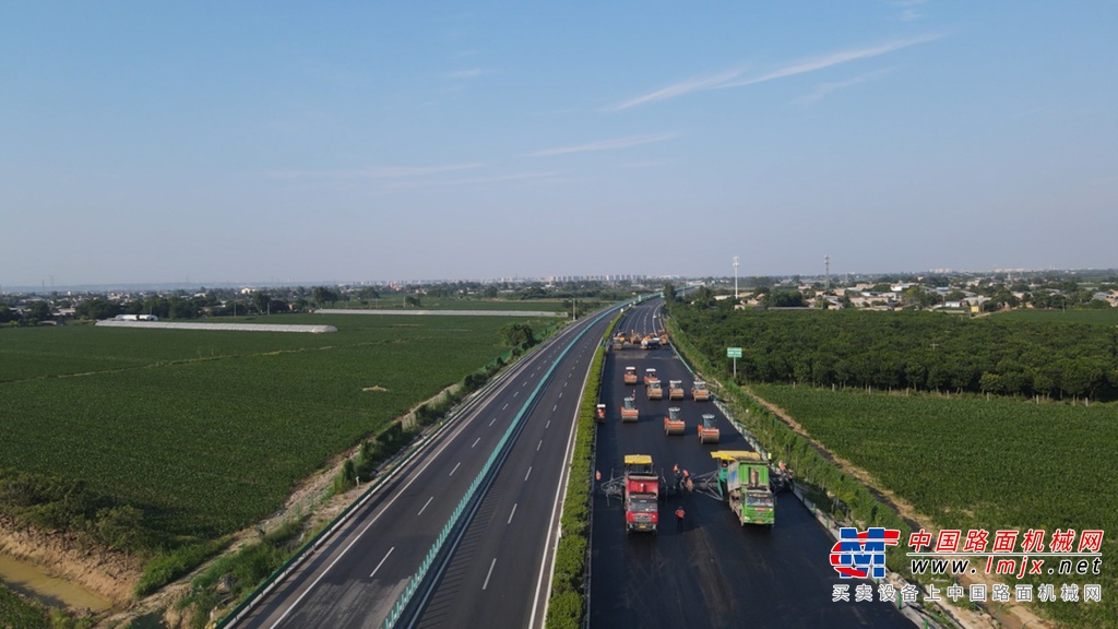 	京昆高速公路蒲城至涝峪段改扩建项目起于蒲城东杨枢纽互通立交，止于鄠邑涝峪互通立交，路线全长 125.878 km，以绕城高速为界，分为南、北两段，其中北段 93.1 km、南段 32.7 km。